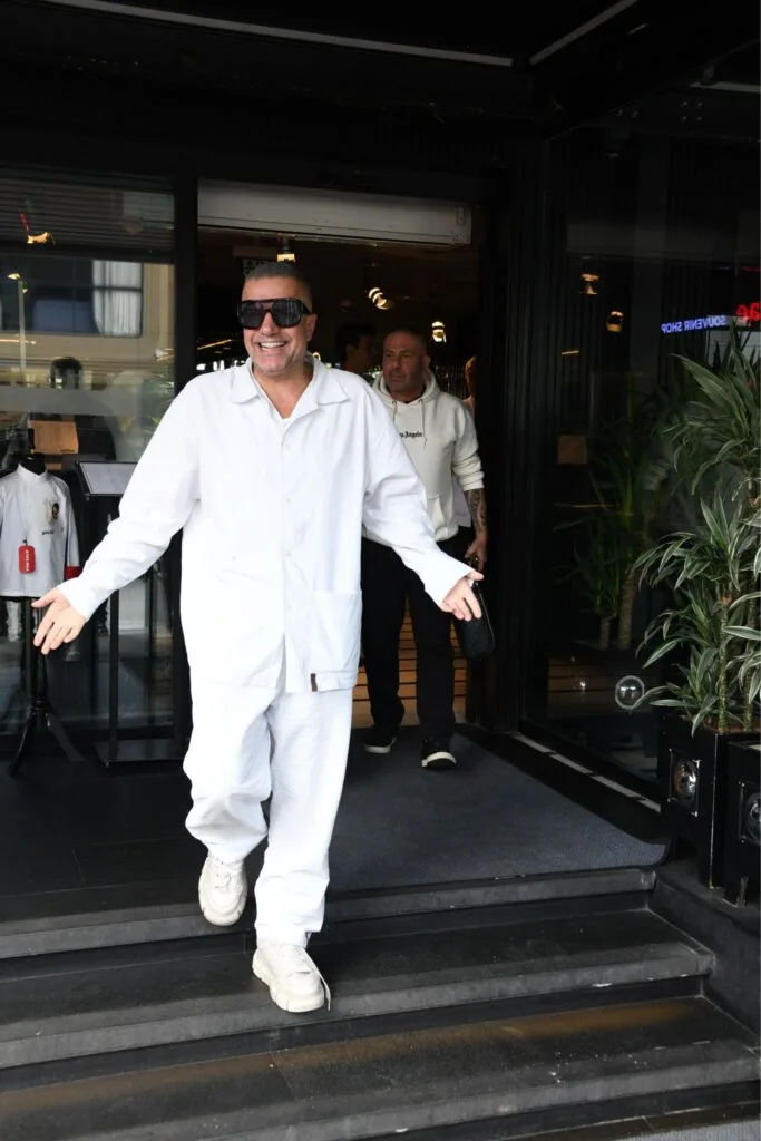 Ünlü şarkıcı Berdan Mardini, sabah saatlerinde çocuklarını alarak Etiler’deki bir