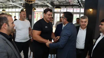 Milli güreşçi Rıza Kayaalp, Yerköy Belediye Başkanı Fatih Arslan ile