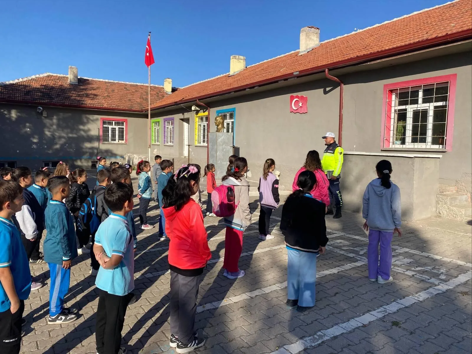 Boğazlıyan İlçe Jandarma Komutanlığı, Uzunlu Beldesi’ndeki ilkokul öğrencilerine trafik güvenliği