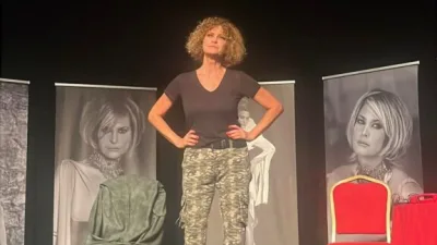 İpek Tenolcay’ın “Serendipçe” adlı tek kişilik oyunu, tiyatro sahnesinde büyük