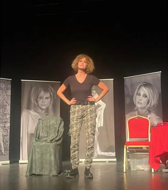 İpek Tenolcay’ın “Serendipçe” adlı tek kişilik oyunu, tiyatro sahnesinde büyük