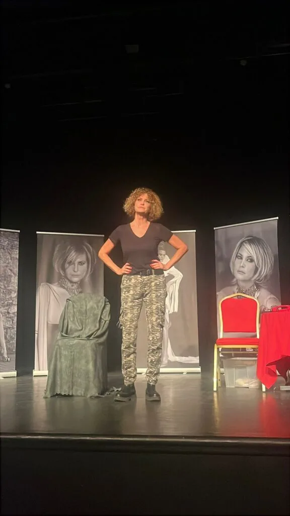 İpek Tenolcay’ın “Serendipçe” adlı tek kişilik oyunu, tiyatro sahnesinde büyük