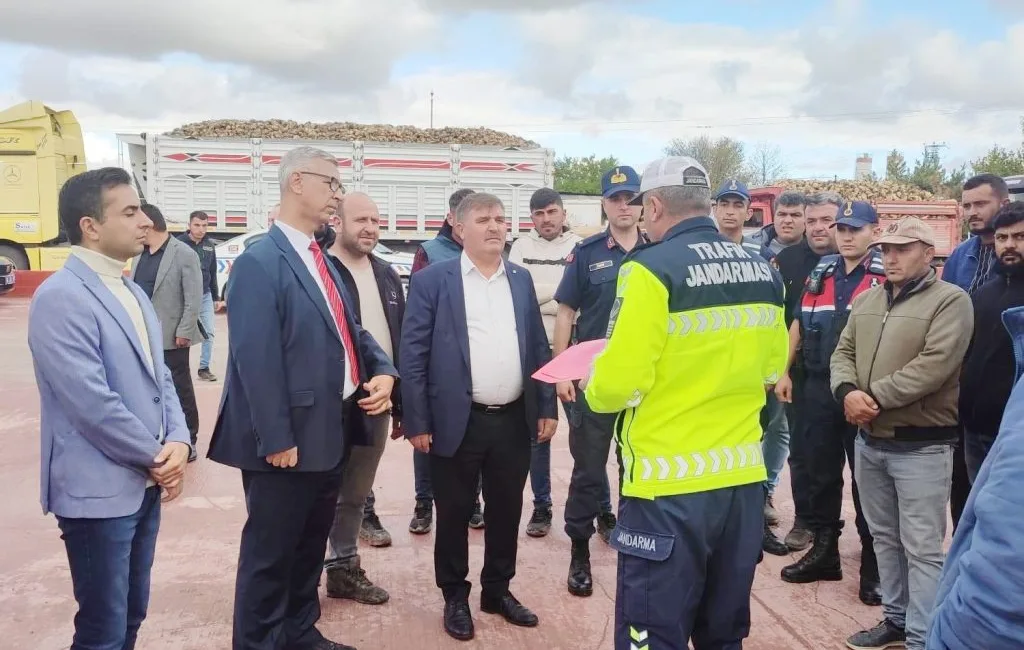 Sorgun İlçe Jandarma Komutanlığı, pancar taşıyan traktör sürücülerine trafik eğitimi