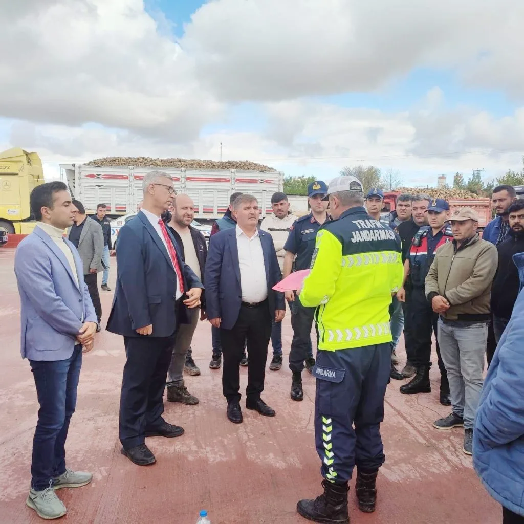 Sorgun İlçe Jandarma Komutanlığı, pancar taşıyan traktör sürücülerine trafik eğitimi