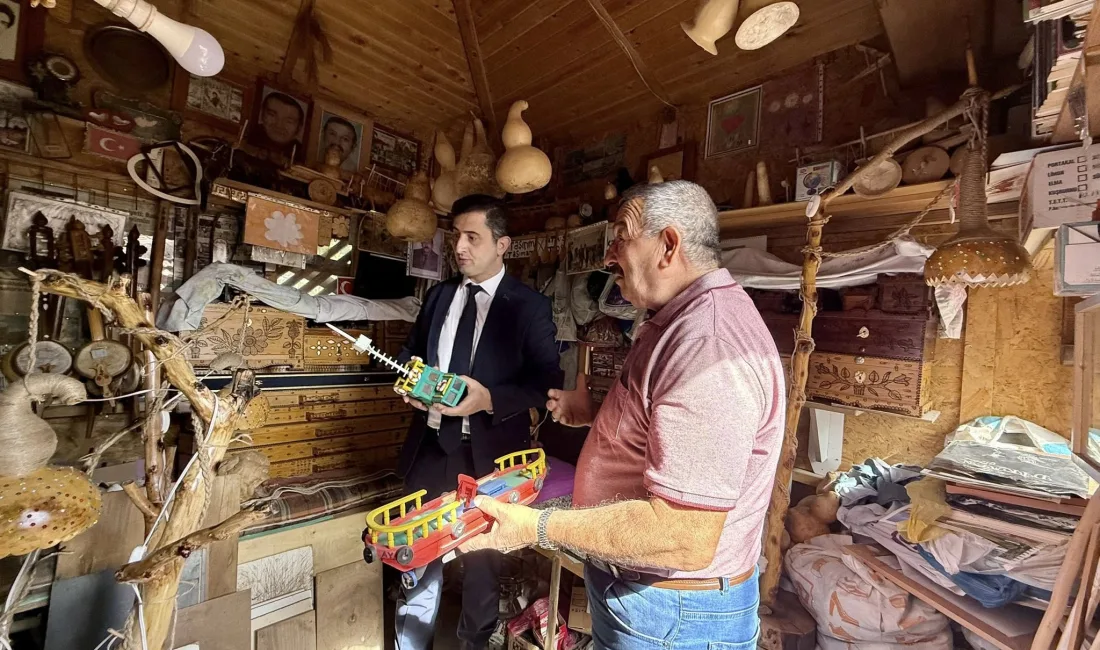 Çiçekdağı Kaymakamı Murat Görmüş, ilçede yaşayan ahşap ustası ve devlet