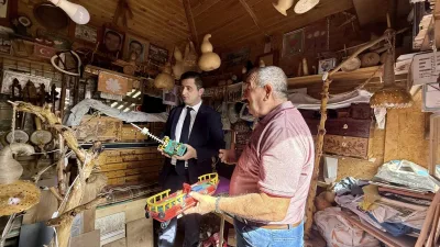 Çiçekdağı Kaymakamı Murat Görmüş, ilçede yaşayan ahşap ustası ve devlet