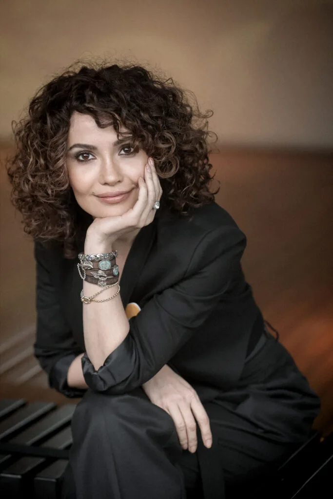 Songül Öden Yeni Kitabı #eşrefimahlukat ile Edebiyat Dünyasına Adım Atıyor