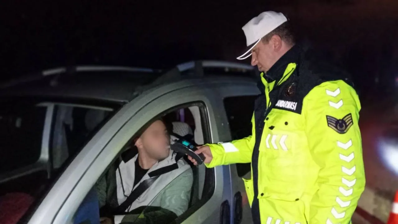 Yozgat İl Jandarma Komutanlığı ekiplerinin Akdağmadeni ilçesinde gerçekleştirdiği trafik denetiminde,