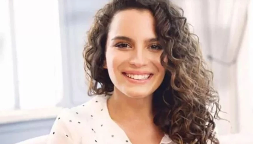 1997 doğumlu Aslı Bekiroğlu, İstanbul'da büyüdü. İlk oyunculuk deneyimini "Beni