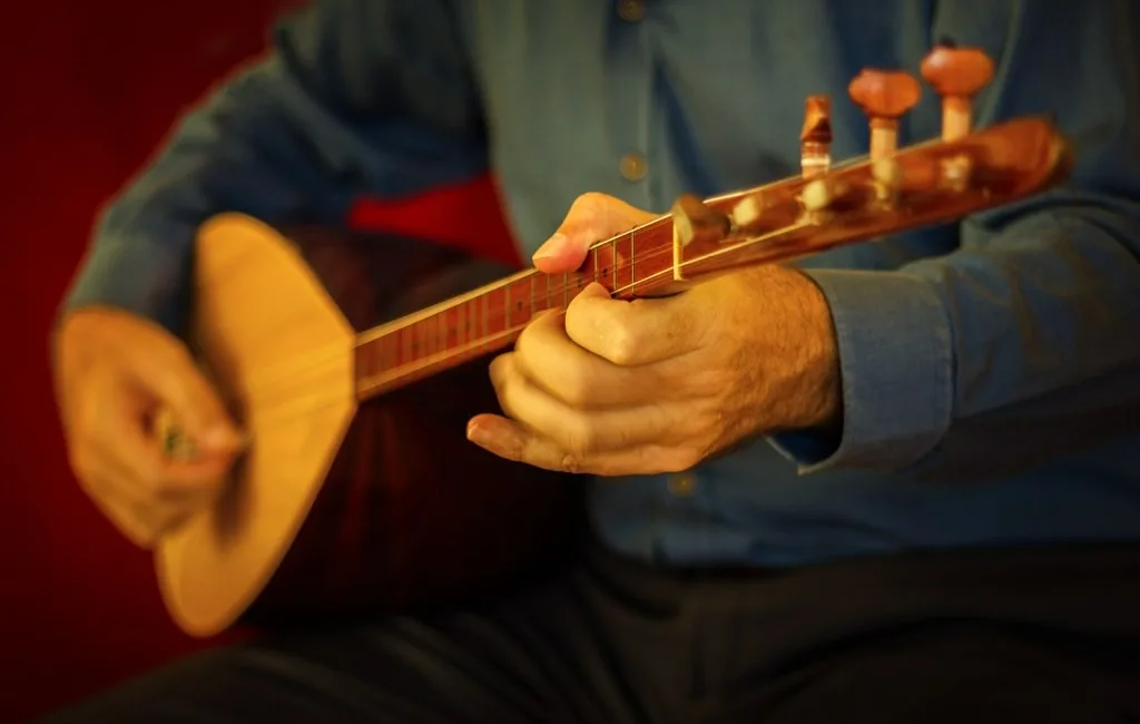 Yerköy Halk Eğitim Merkezi’nde Bağlama Kursu Başlıyor Yerköy Halk Eğitim Merkezi, bağlama öğrenmek isteyen müzikseverler için 06