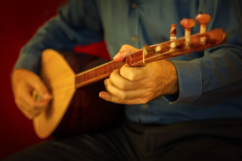 Yerköy Halk Eğitim Merkezi, bağlama öğrenmek isteyen müzikseverler için 06