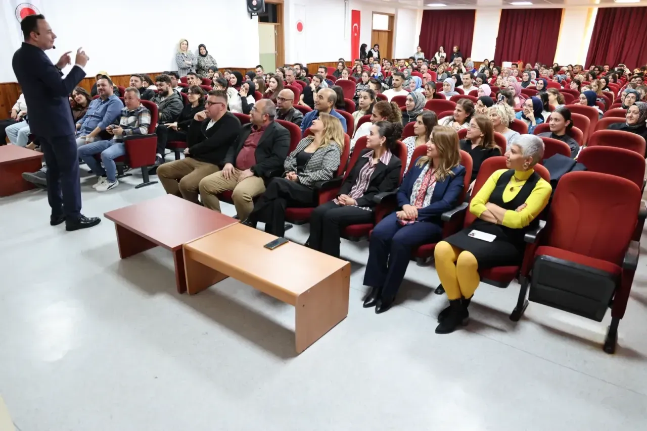 Yozgat Bozok Üniversitesi’nde düzenlenen “Haydi Türkçe Konuşalım” semineri, öğrencilerin diksiyon,