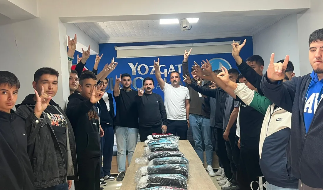 Yozgat Cadde Taraftar Derneği Başkanı Baki Tarikçi ve taraftar grubu,