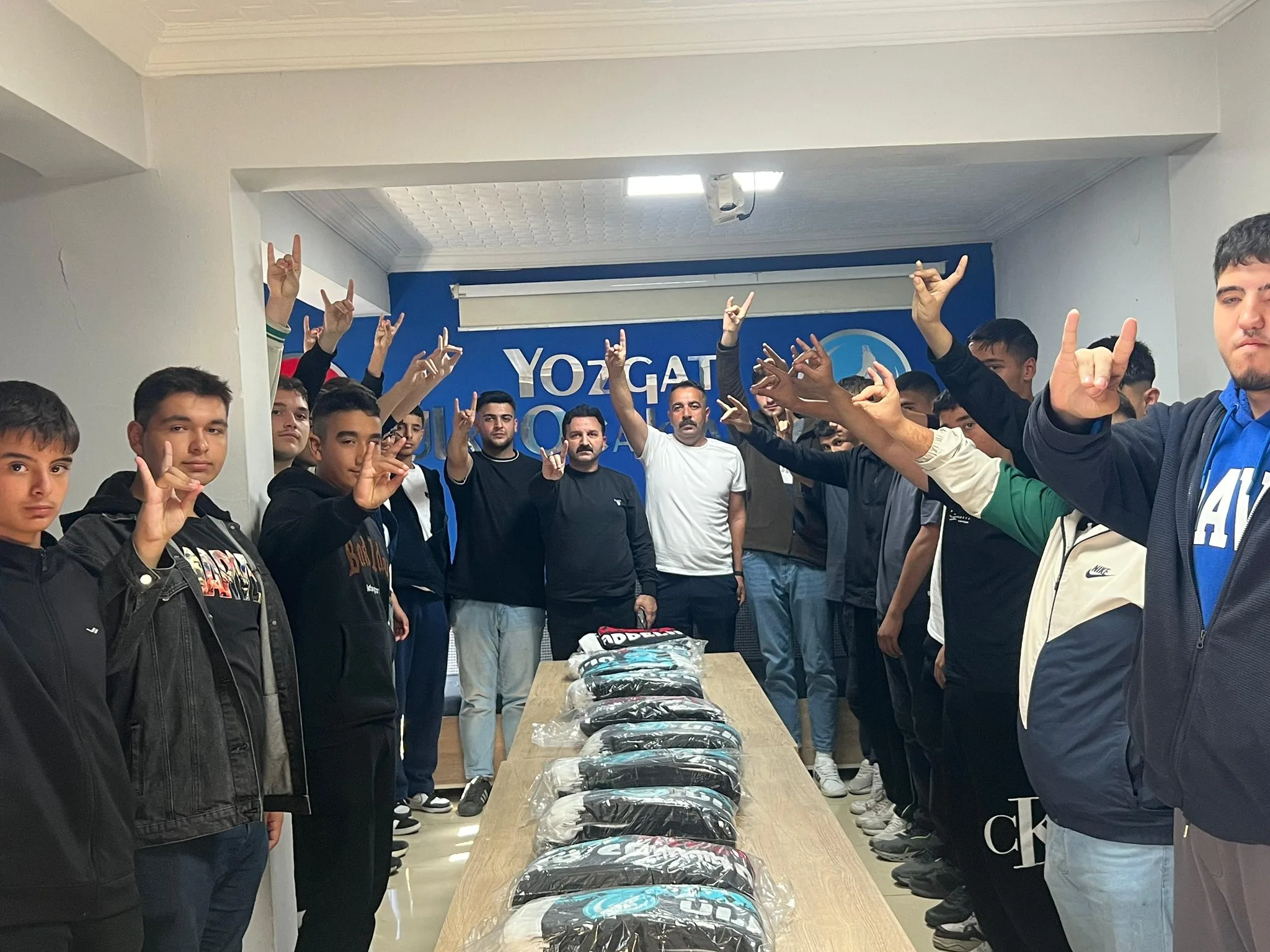 Yozgat Cadde Taraftar Derneği Başkanı Baki Tarikçi ve taraftar grubu,