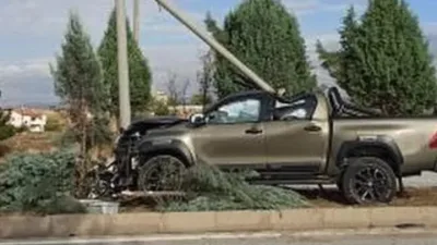 Yerköy’de Atatürk Bulvarı'nda bir araç, direksiyon hakimiyetinin kaybedilmesi sonucu orta