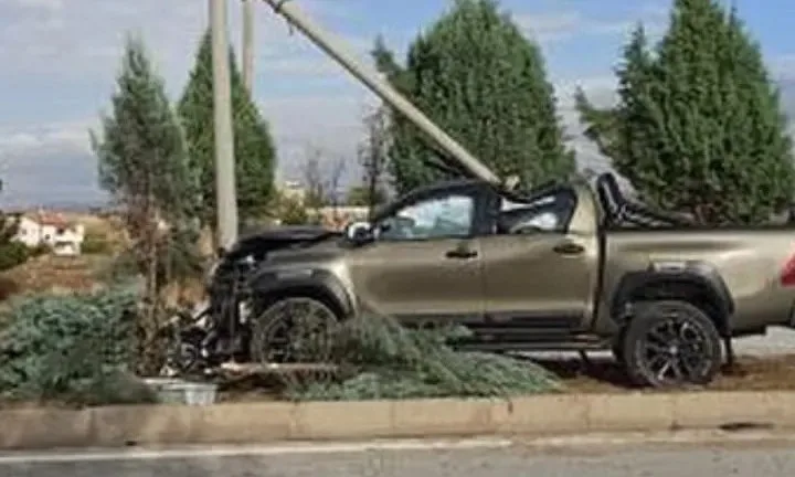 Yerköy’de Atatürk Bulvarı'nda bir araç, direksiyon hakimiyetinin kaybedilmesi sonucu orta