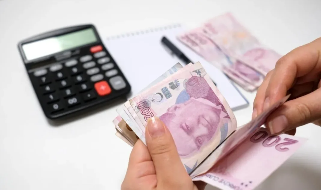 Emekli Maaşları 19 Bin TL’ye Yükselebilir! SSK ve BAĞ-KUR Emeklileri için Dört Farklı Zam Senaryosu SSK ve Bağ-Kur emeklilerinin maaşları, 2026 yılı ocak ayında enflasyon