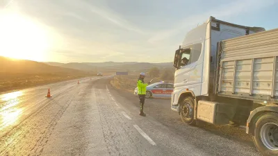 Sarıkaya İlçe Jandarma Komutanlığı ekipleri, Akdağmadeni-Sarıkaya yolunda tonaj sınırını aşarak