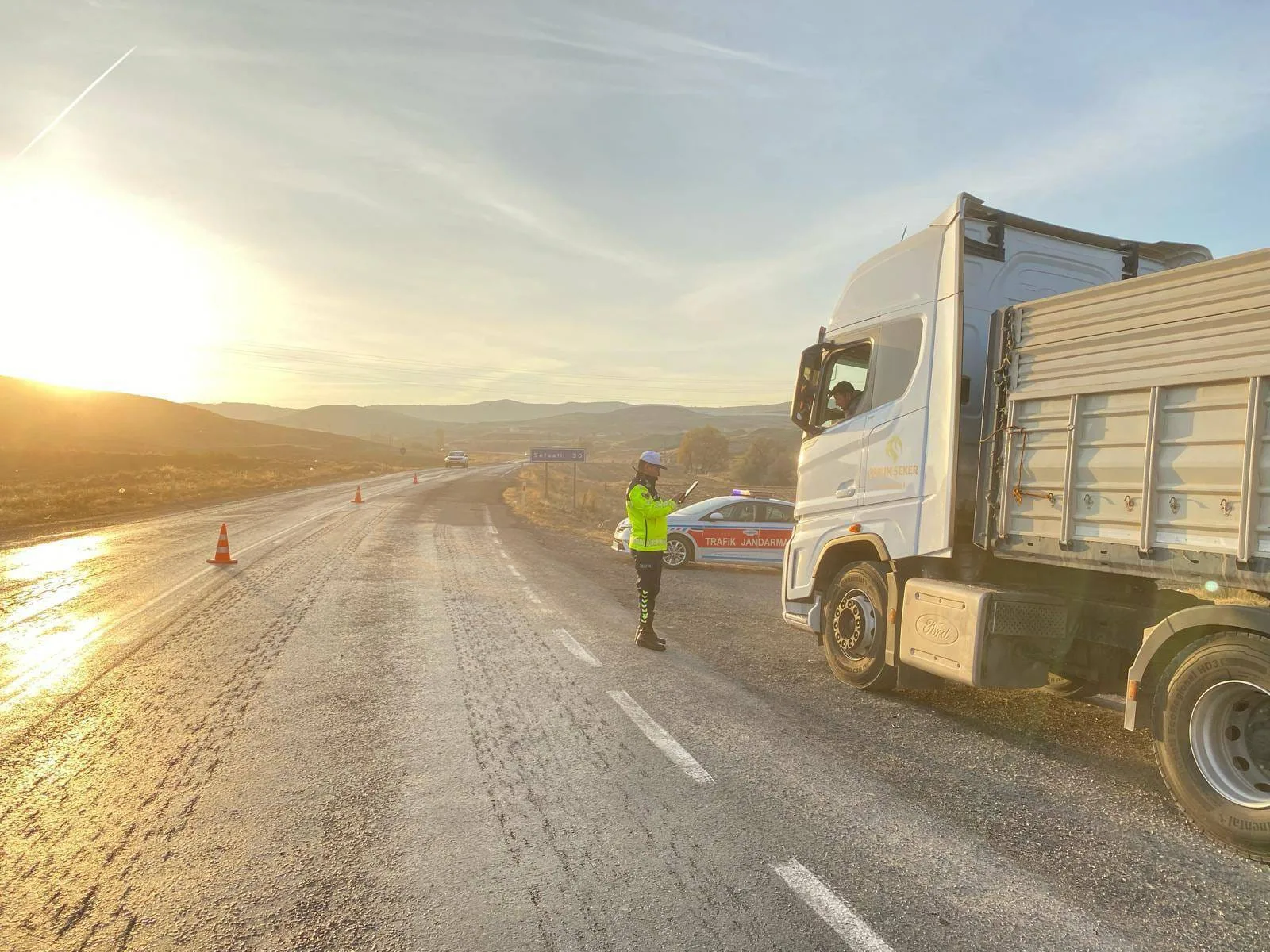 Sarıkaya İlçe Jandarma Komutanlığı ekipleri, Akdağmadeni-Sarıkaya yolunda tonaj sınırını aşarak