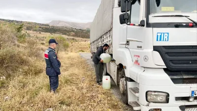 Yozgat’ın Çayıralan ilçesinde yakıtı biten tır nedeniyle yolda kalan bir