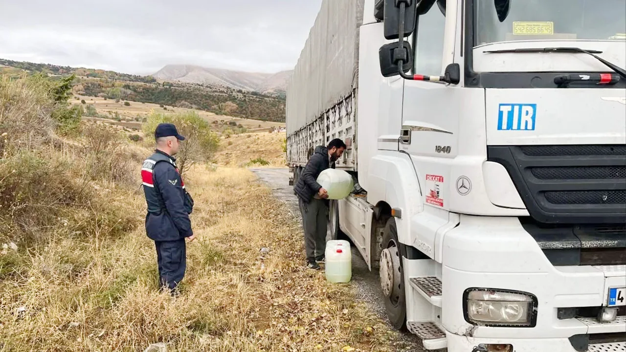 Yozgat’ın Çayıralan ilçesinde yakıtı biten tır nedeniyle yolda kalan bir