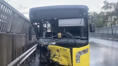 İstanbul Kadıköy'de D-100 Karayolu Uzunçayır mevkiinde, İETT otobüsünün bariyerlere çarpması