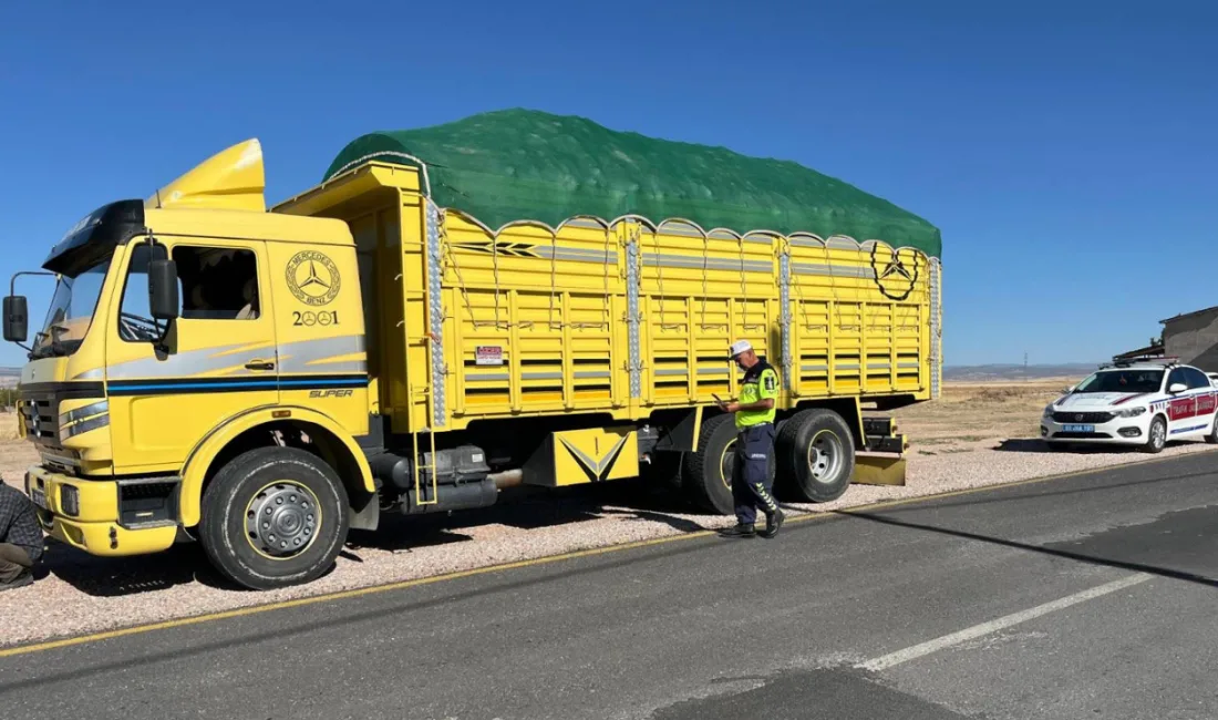 Tonaj Sınırını Aşan Kamyon Sürücülerine 33 Bin 950 TL Ceza Yozgat’ın Sarıkaya ilçesinde tonaj sınırını aşan iki pancar yüklü kamyon