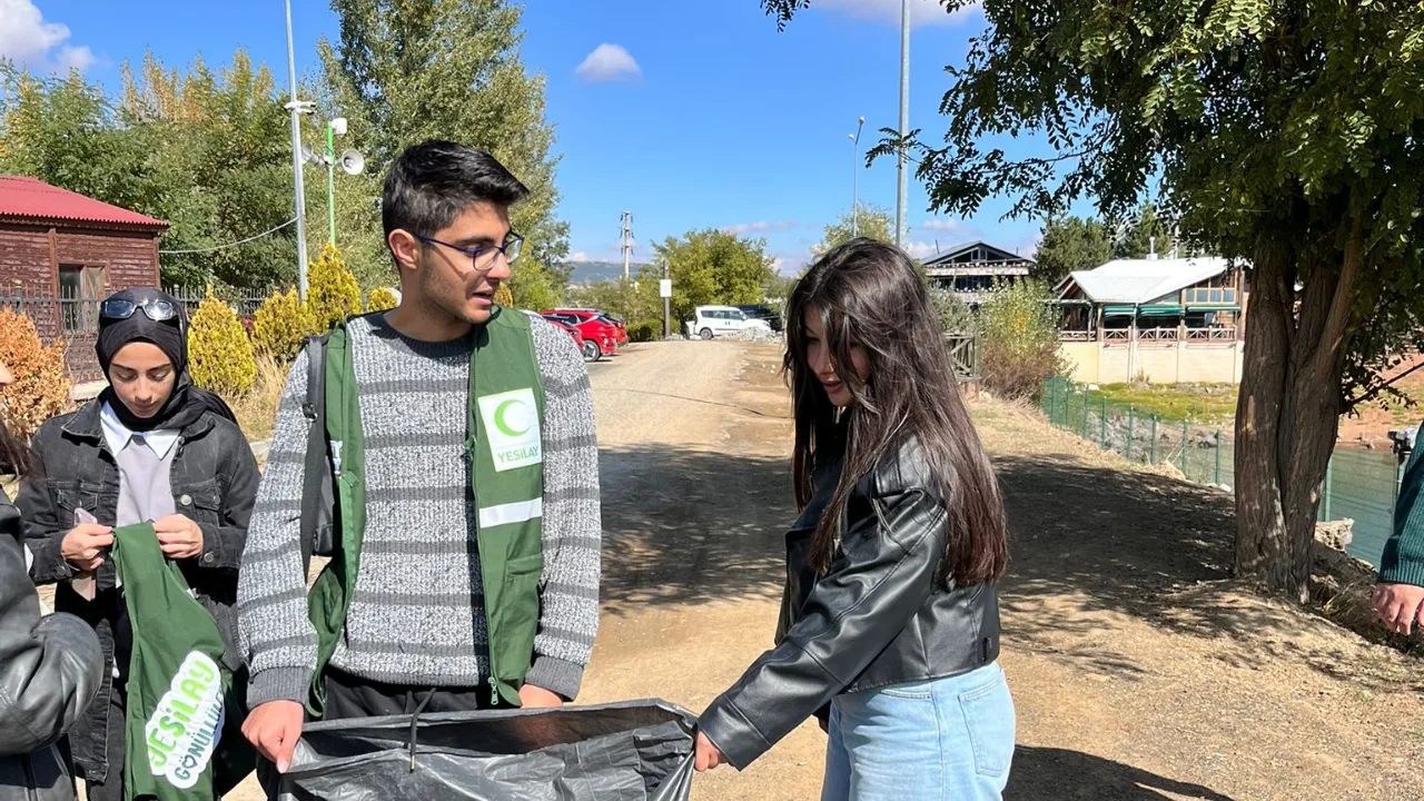 Yozgat Bozok Üniversitesi öğrencileri, doğa bilincini artırmak amacıyla Yozgat Çamlığı'nda