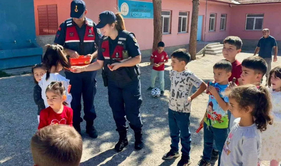 Yozgat'ın Çayıralan ilçesinde, İlçe Jandarma Komutanlığı ekipleri, Yukarıyahyasaray İlkokulu çevresinde