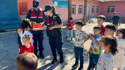 Yozgat'ın Çayıralan ilçesinde, İlçe Jandarma Komutanlığı ekipleri, Yukarıyahyasaray İlkokulu çevresinde