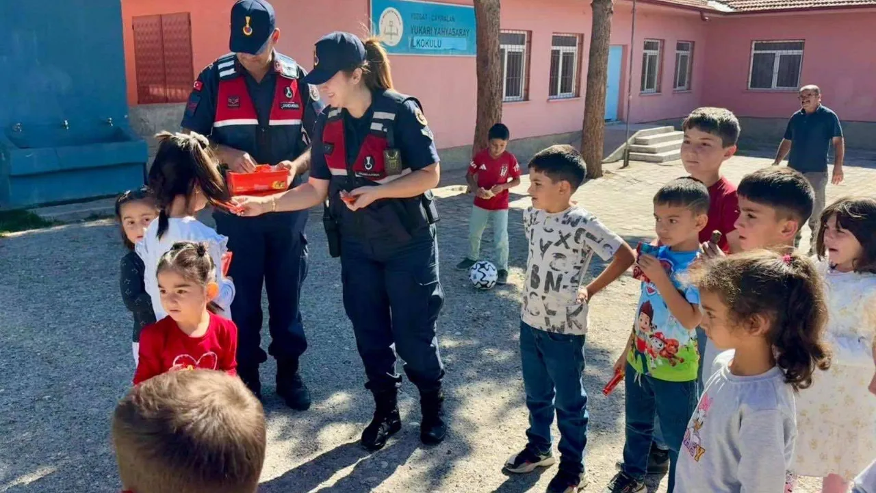 Yozgat'ın Çayıralan ilçesinde, İlçe Jandarma Komutanlığı ekipleri, Yukarıyahyasaray İlkokulu çevresinde