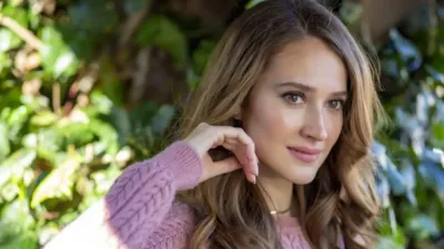 Oya Unustası, ‘Güller ve Günahlar’ dizisindeki Berrak karakteri ile dikkat