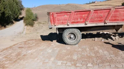 Saraykent Belediyesi, ilçe genelindeki bozulan yolları onarmak için yoğun bir