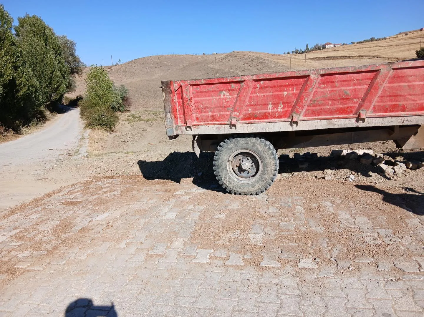 Saraykent Belediyesi, ilçe genelindeki bozulan yolları onarmak için yoğun bir