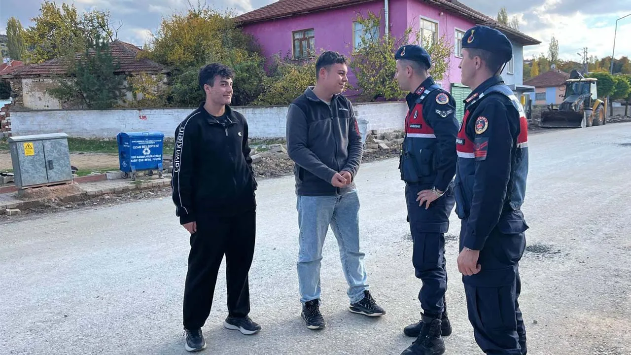 Saraykent İlçe Jandarma Komutanlığı, kış mevsiminin yaklaşması nedeniyle vatandaşları kışlık