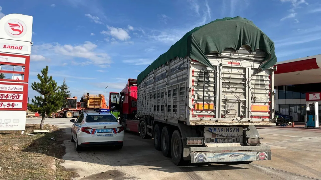 Yozgat Sarıkaya’da yapılan trafik denetimlerinde pancar taşıyan bir kamyon sürücüsüne