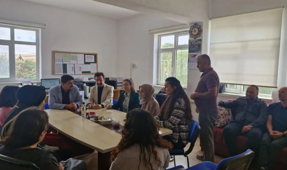 Yozgat'ın Sırça Belediye Başkanı Mustafa Parlak, öğretmenleri ziyaret ederek eğitim