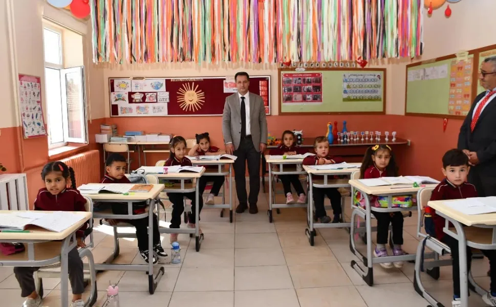 Yozgat Sorgun Kaymakamı Abdurrezzak Canpolat, öğrencilerle bir araya gelerek eğitim