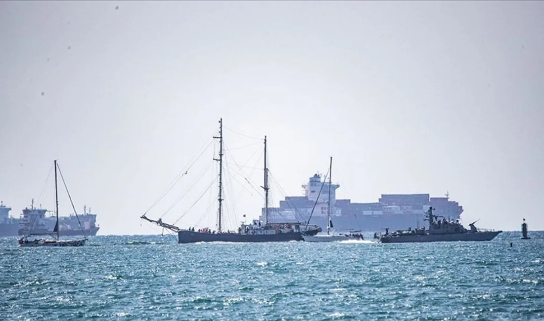 Gazze’ye insani yardım amacıyla yola çıkan Küresel Sumud Filosu aktivistleri,