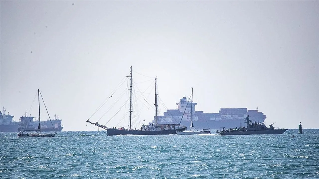 Gazze’ye insani yardım amacıyla yola çıkan Küresel Sumud Filosu aktivistleri,