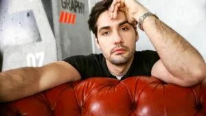 ATVN’nin merakla beklenen dizisi “Abi” 3 Kasım’da sete çıkıyor. Efsane