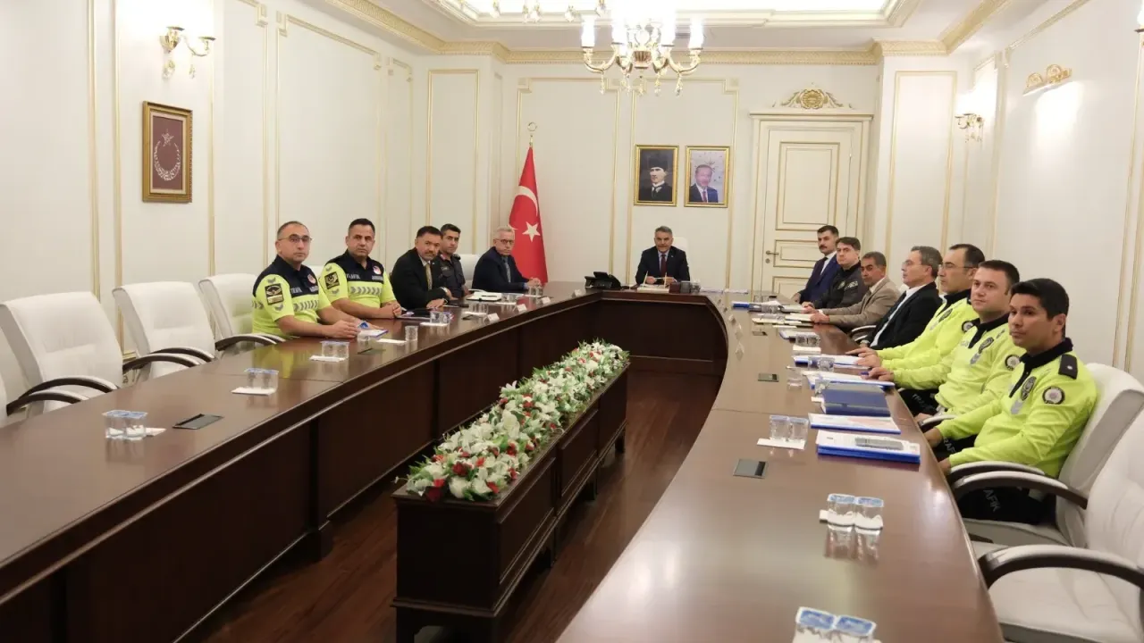 Yozgat’ta trafik güvenliğini artırmak amacıyla düzenlenen toplantıya Vali Mehmet Ali