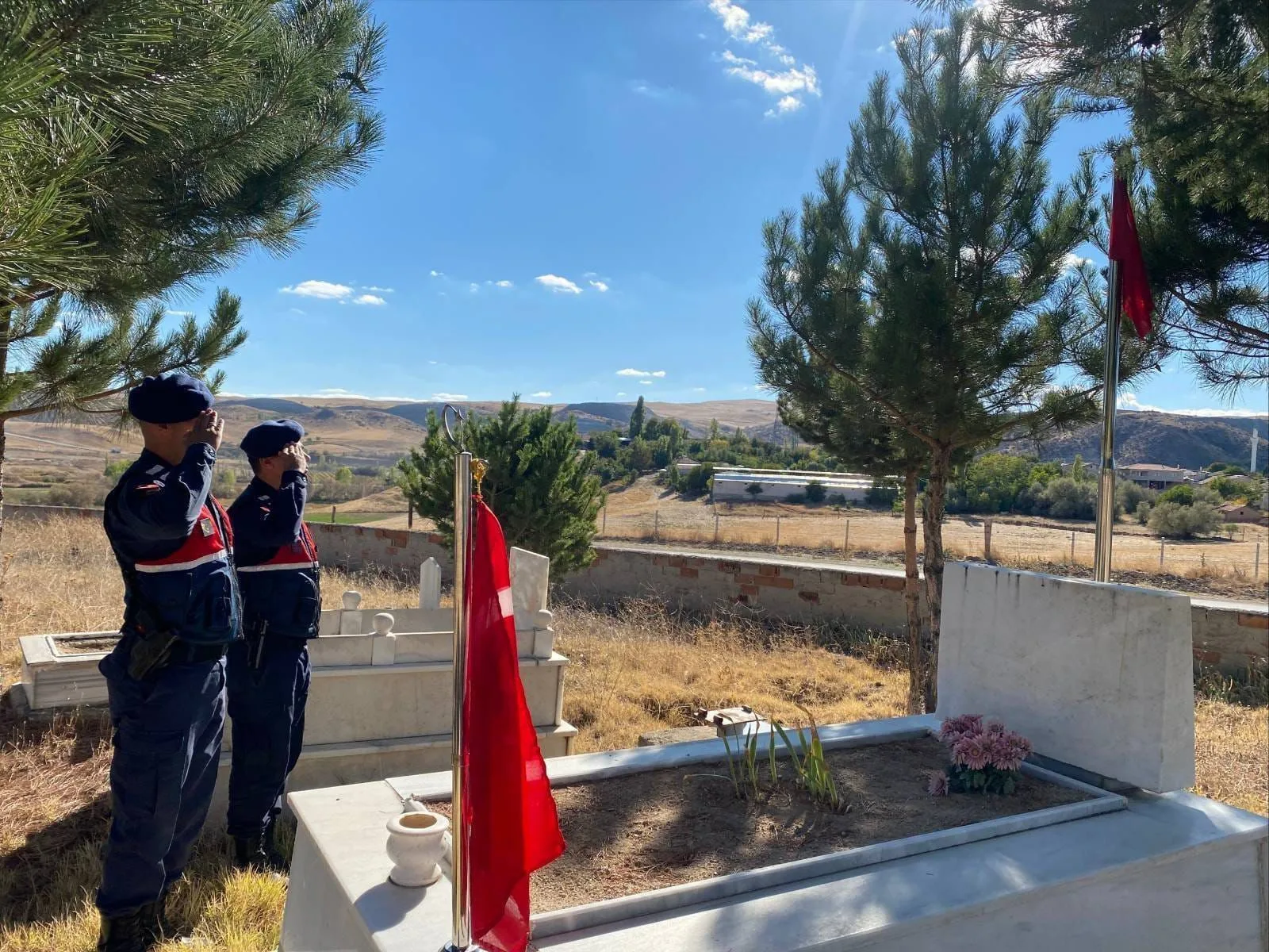 Yerköy İlçe Jandarma Komutanlığı ekipleri, Şehit Mürsel Ocak’ın kabri ziyaret