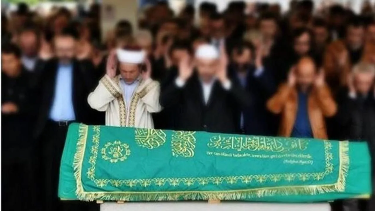 Sedir Köyünden merhum Mürsel Zararsız’ın oğlu Erkan Zararsız hayatını kaybetti.