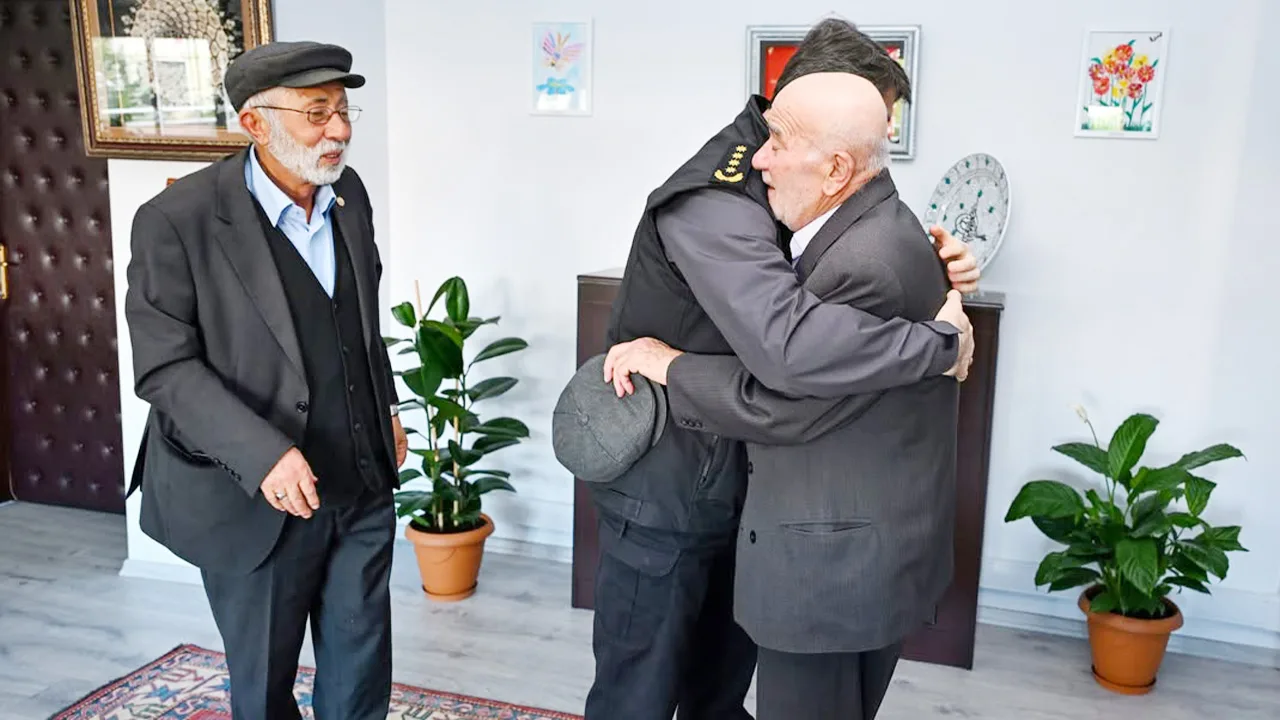 Yozgat İl Emniyet Müdürü Necmettin Koç, şehit polislerin ailelerini makamında