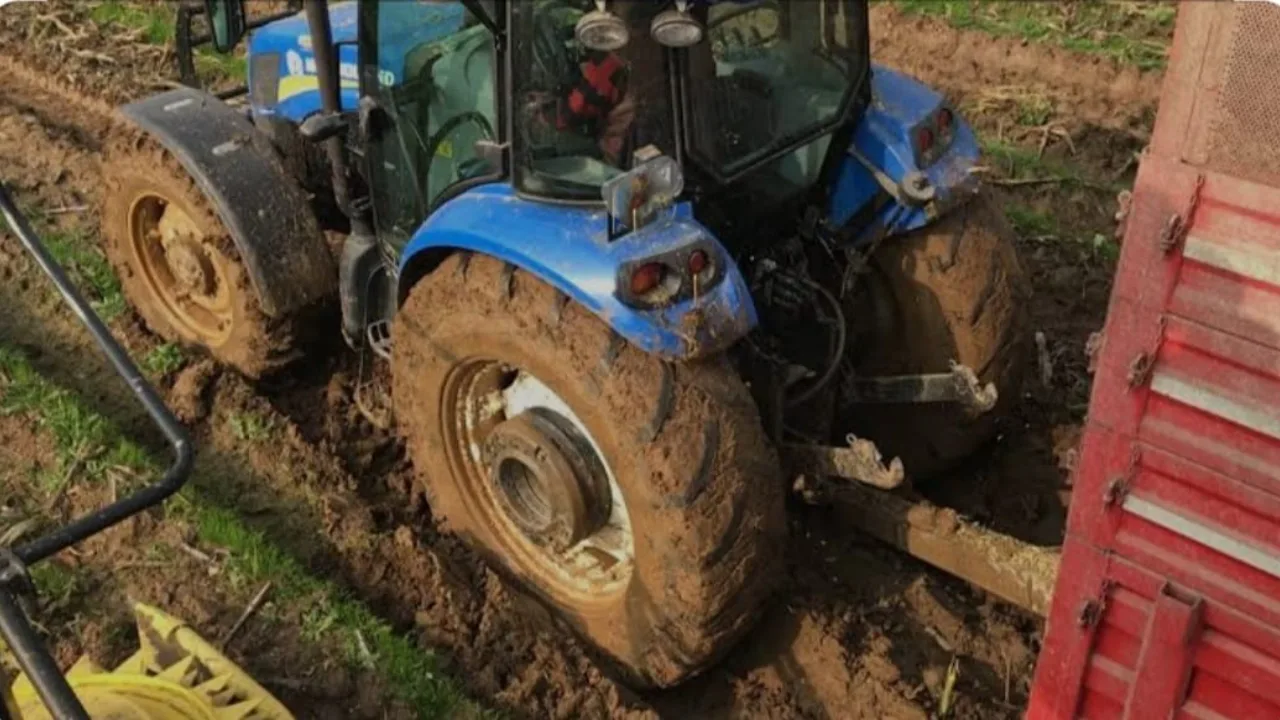 Yozgat Valiliği, artan yağışlar sonrası özellikle kırsal bölgelerde traktör kullanan