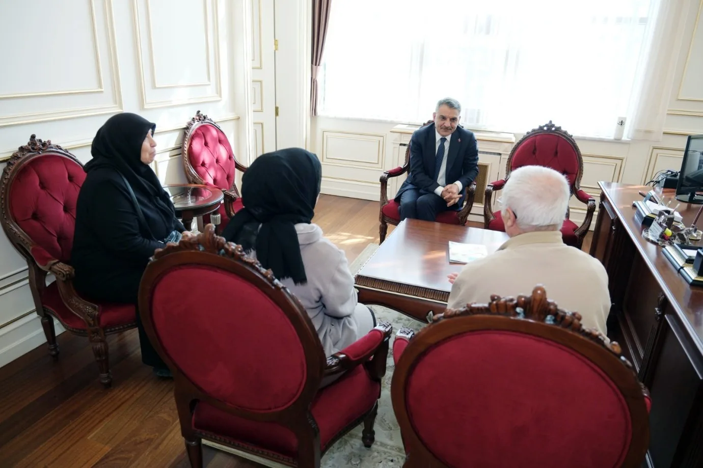 Yozgat Valisi Mehmet Ali Özkan, düzenli olarak vatandaşlarla bir araya