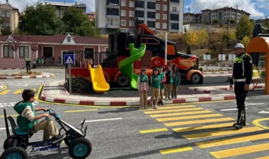 Yozgat’ta Öğrencilere Trafik Bilinci Eğitimi Yozgat Valiliği koordinasyonunda, çocuklara trafik bilinci kazandırmak amacıyla uygulamalı eğitimler