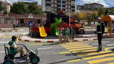 Yozgat Valiliği koordinasyonunda, çocuklara trafik bilinci kazandırmak amacıyla uygulamalı eğitimler