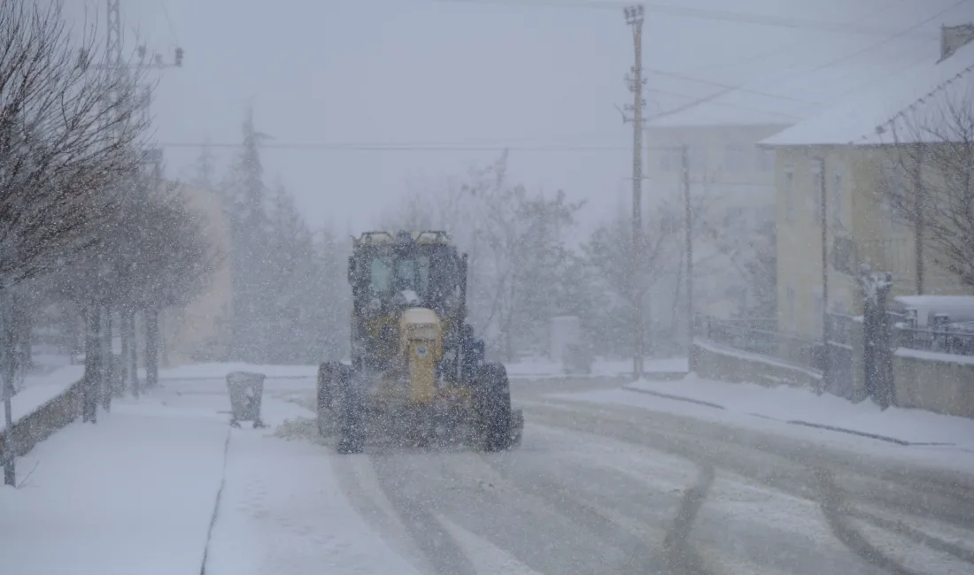 Mevsimin ilk karının düşmesiyle Yozgat'ta karayolları ekipleri, olumsuz hava koşullarına